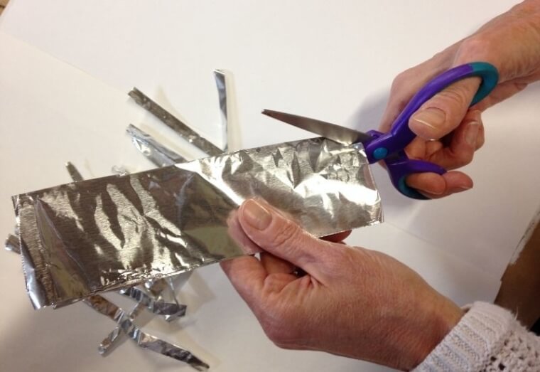 ​​Use Aluminium Foil To Sharpen Scissors